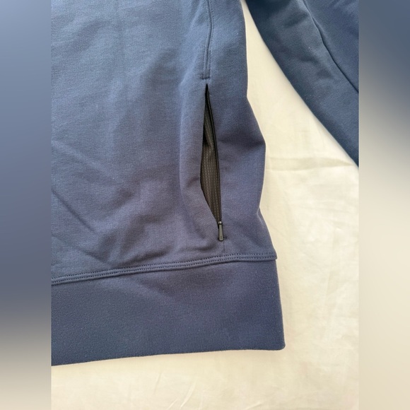 On Running Men’s Crew Neck Sweatshirt Navy - Picture 6 of 11